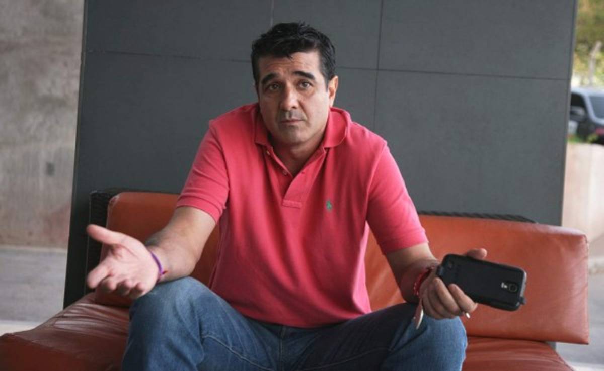 Acusan a Diego Vásquez de cobrar primas a extranjeros y prepara una demanda