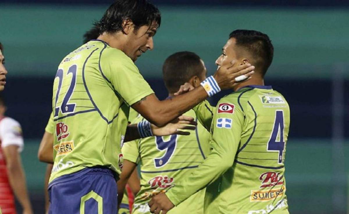 Sebastián 'El Loco' Abreu vuelve a la acción en el fútbol de El Salvador