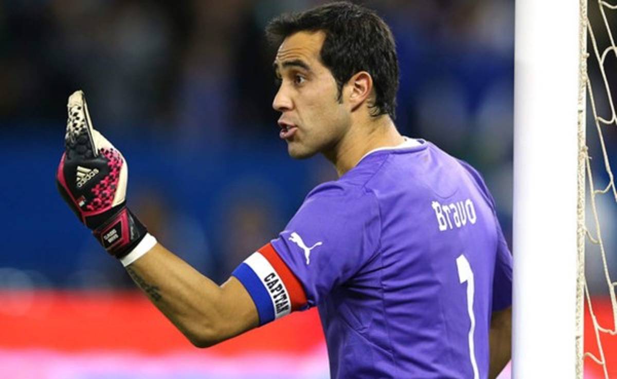Portero chileno Claudio Bravo en la mira del Barcelona