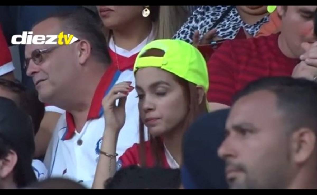 Así fue el sufrimiento de esta bella aficionada de Real Sociedad en las gradas del Nacional