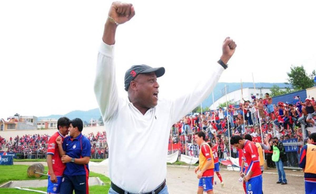 Xelajú de Hernán Medford derrota al Comunicaciones y se afianza en el liderato