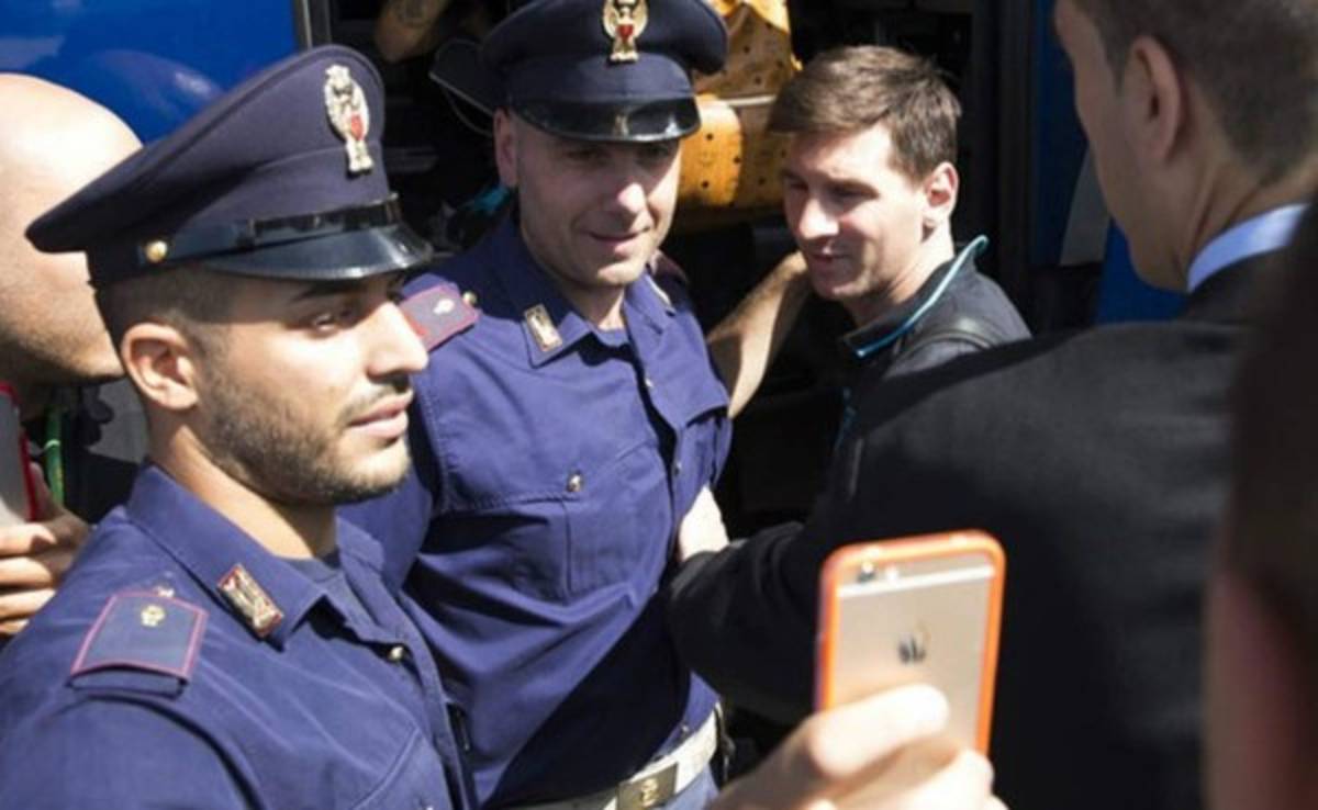 Dos policías italianos se tomaron una 'selfie' con Lionel Messi