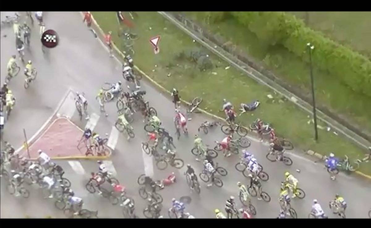 VIDEO: Masiva caída de ciclistas en el Giro de Italia