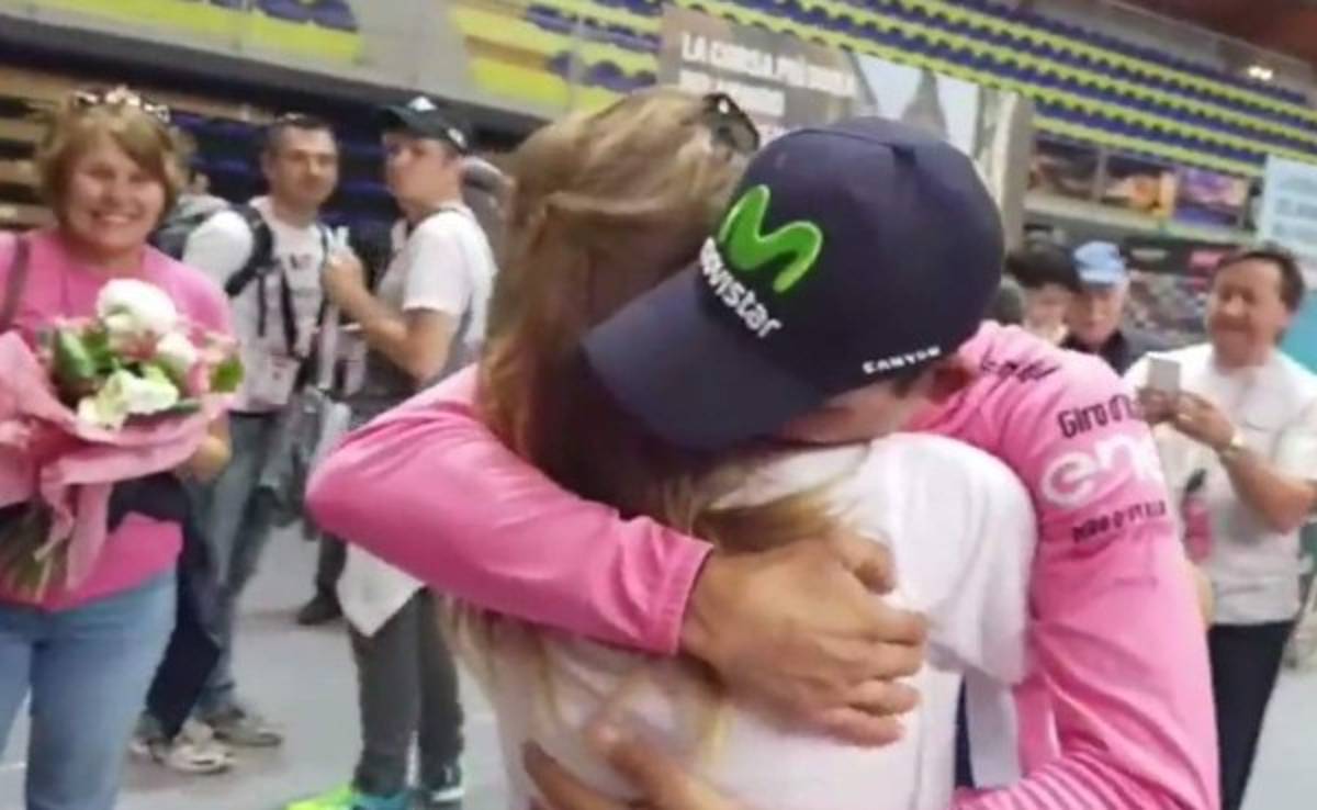 VIDEO: El emotivo festejo de Andrey Amador con sus padres y su novia