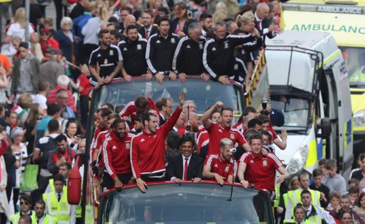 VIDEO: Gales celebró también al estilo de Islandia por las calles de Cardiff