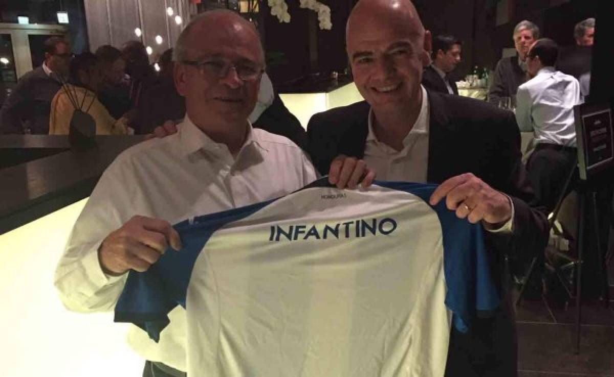 Honduras regala camisa de la Selección a Gianni Infantino, nuevo presidente de FIFA