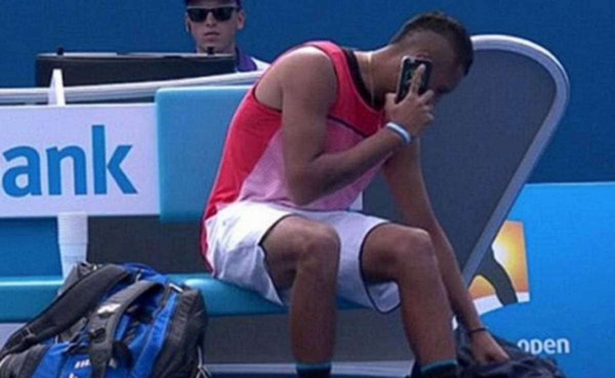El tenista Nick Kyrgios atendió una llamada en pleno partido en Australia