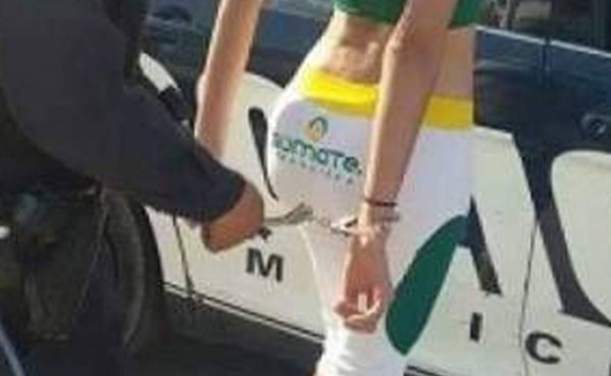 Despiden a policía por por simular arresto a una modelo