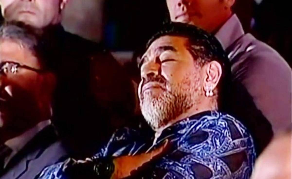 VIDEO: Maradona se duerme justo cuando presidente de Venezuela lo elogiaba
