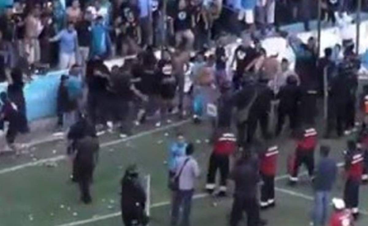 VIDEO: Salvaje paliza de aficionados a un policía en tercera división de México