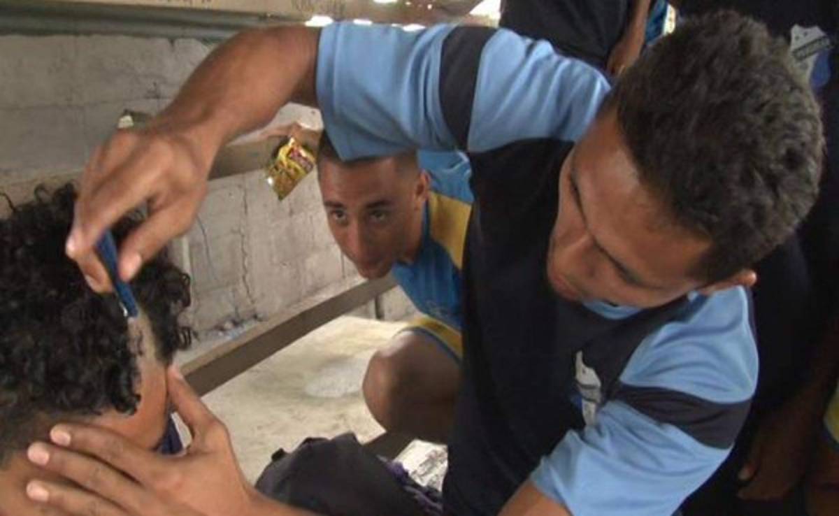 Video: Ñangui Cardona también las hace de barbero