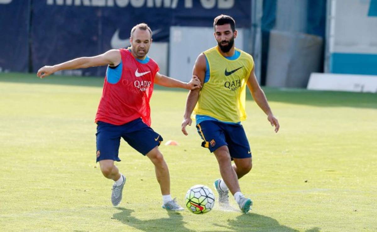 Iniesta y Arda, con fiebre, no entrenaron con el Barcelona y son duda