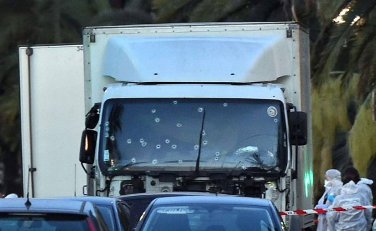 Video: Momento en que la policía francesa abate al terrorista de Niza