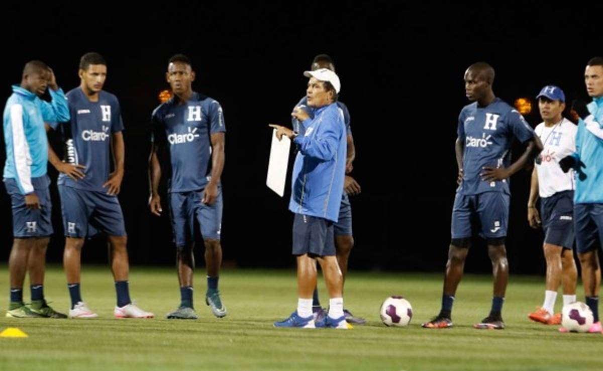 Selección de Honduras se prueba en la grama sintética en Houston