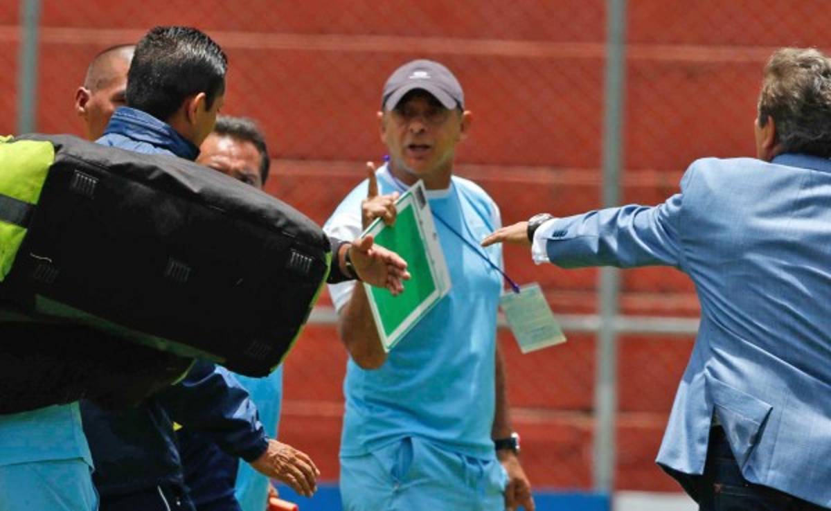 Jorge Luis Pinto le reclamó fuertemente al árbitro del Guatemala-Honduras