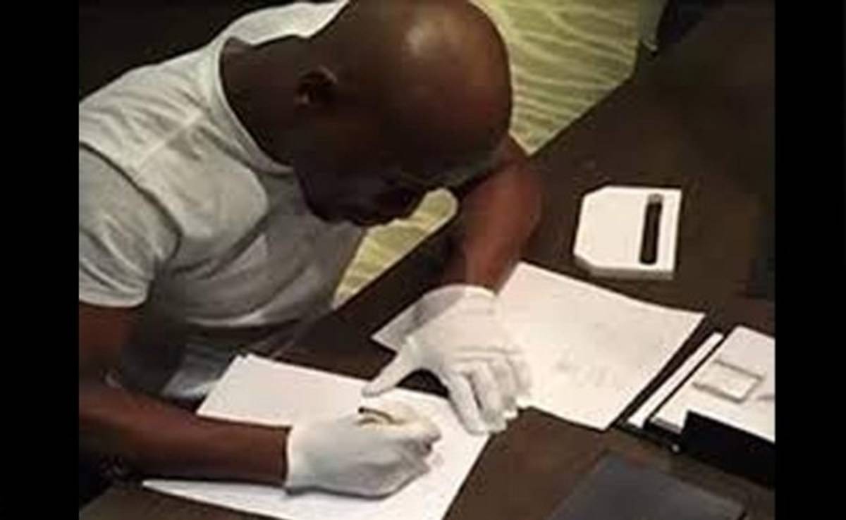 VIDEO: Floyd Mayweather firma sus contratos ¡con pluma de oro!