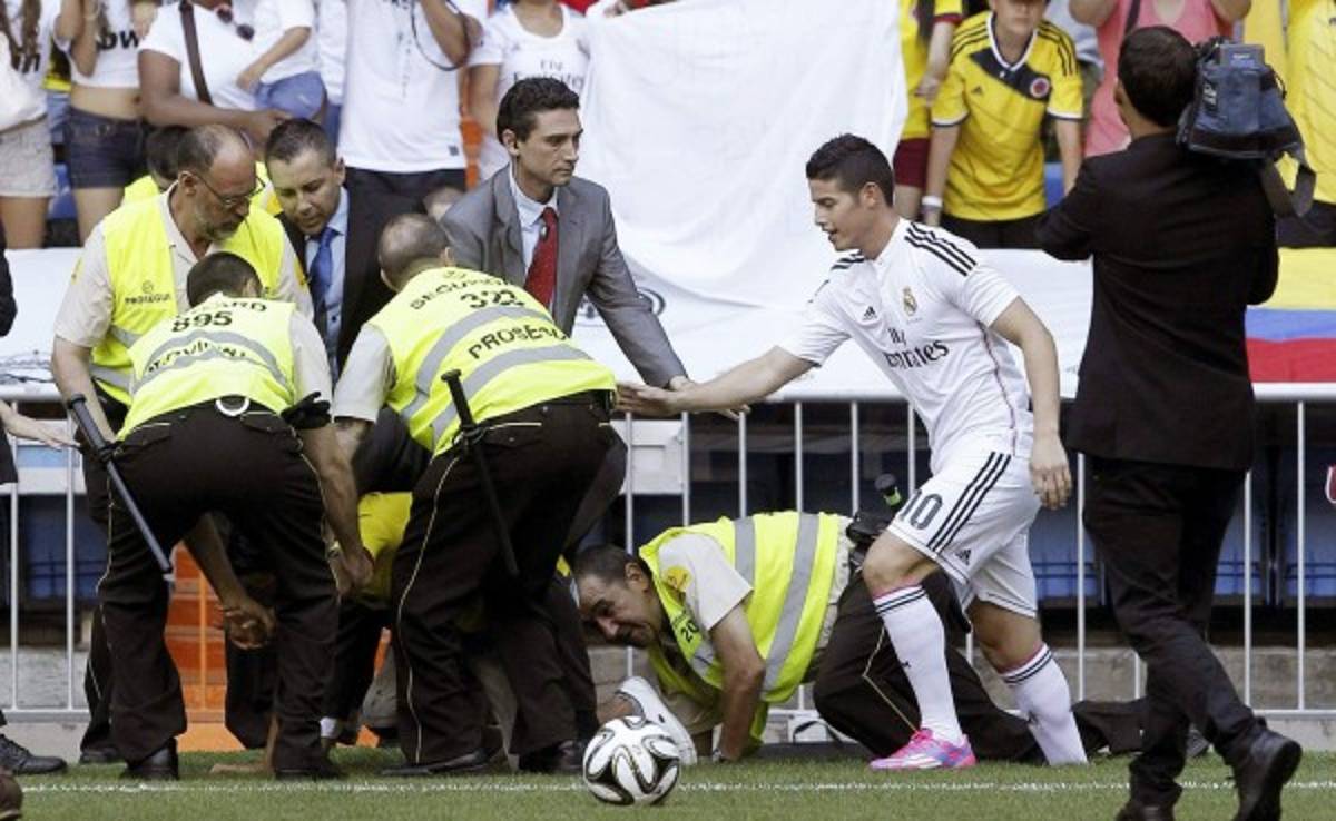 VIDEO: Aficionado se mete al campo en presentación de James