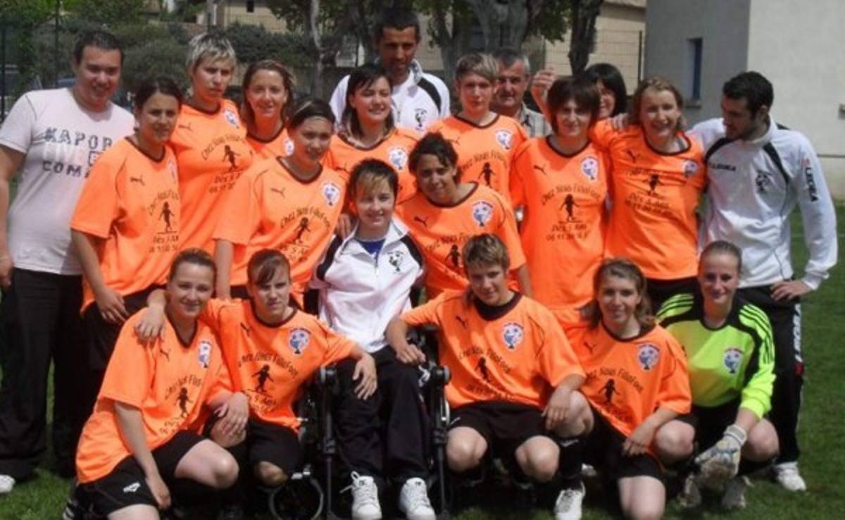 Descubren a educador que filmaba a futbolistas en la ducha