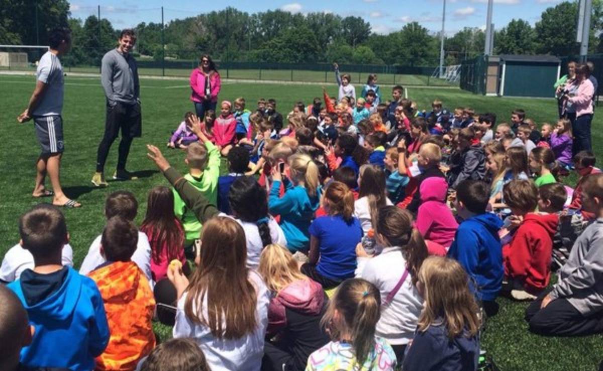 Roger Espinoza compartió con los niños del Kansas City