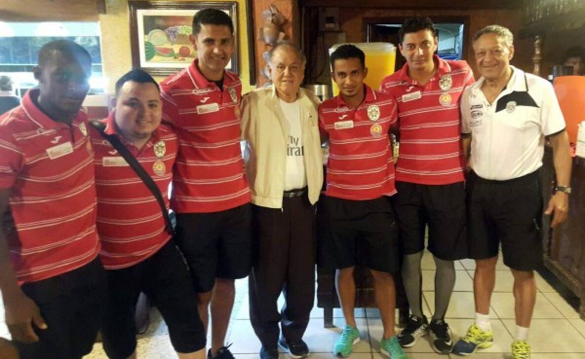 Plantilla de Marathón visitó al técnico Chelato Uclés