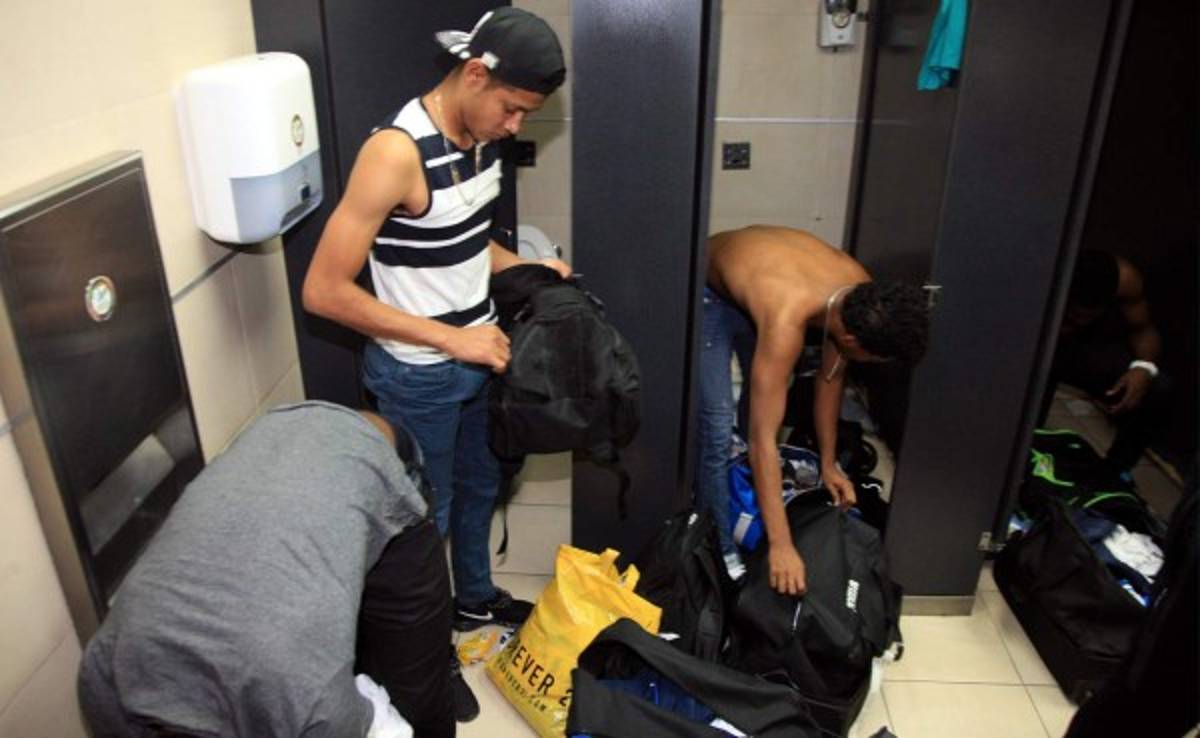 Penoso: Fenafuth despoja de indumentaria a jugadores Sub20 en aeropuerto