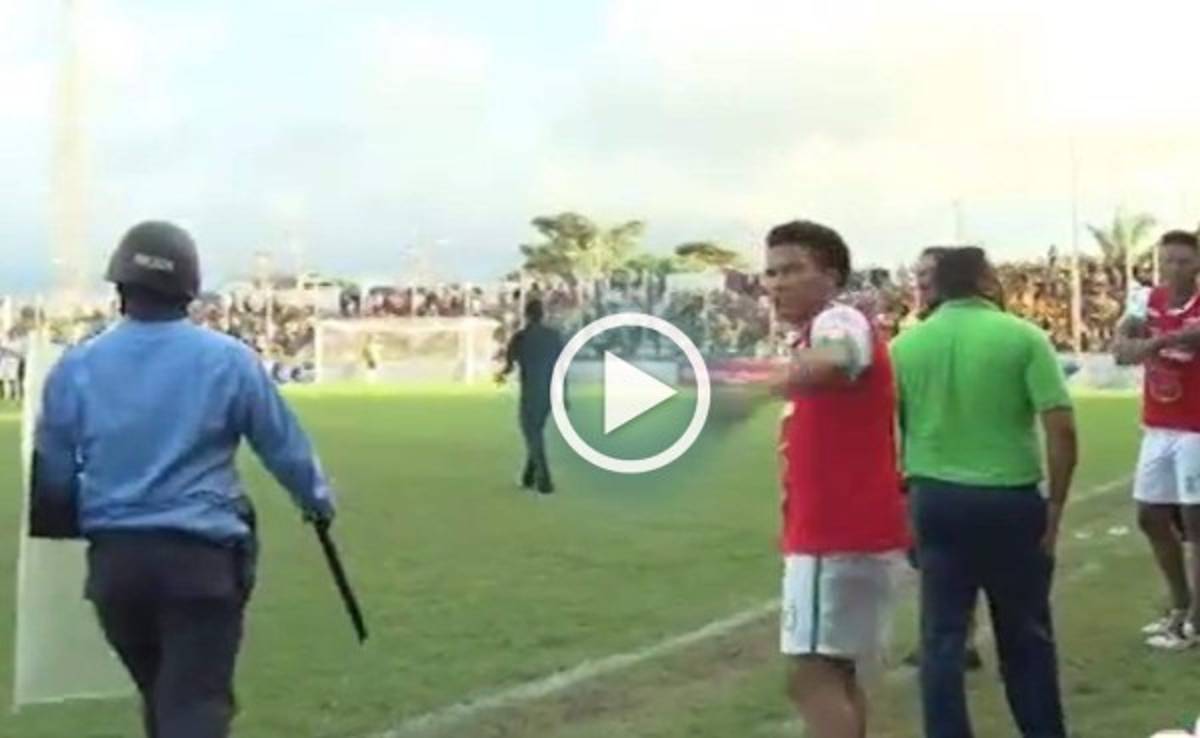 Video: Rambo de León explotó contra el árbitro tras el final del Platense y Real España