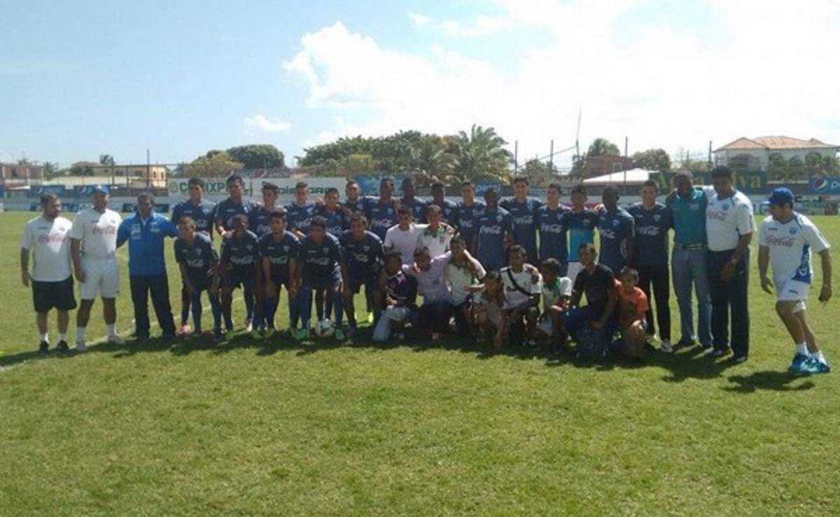 Honduras se prepara en la playa para el partido ante México