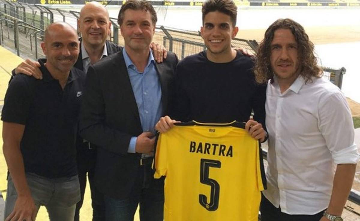 Marc Bartra posa en el Signal Iduma Park con la camiseta del Dortmund