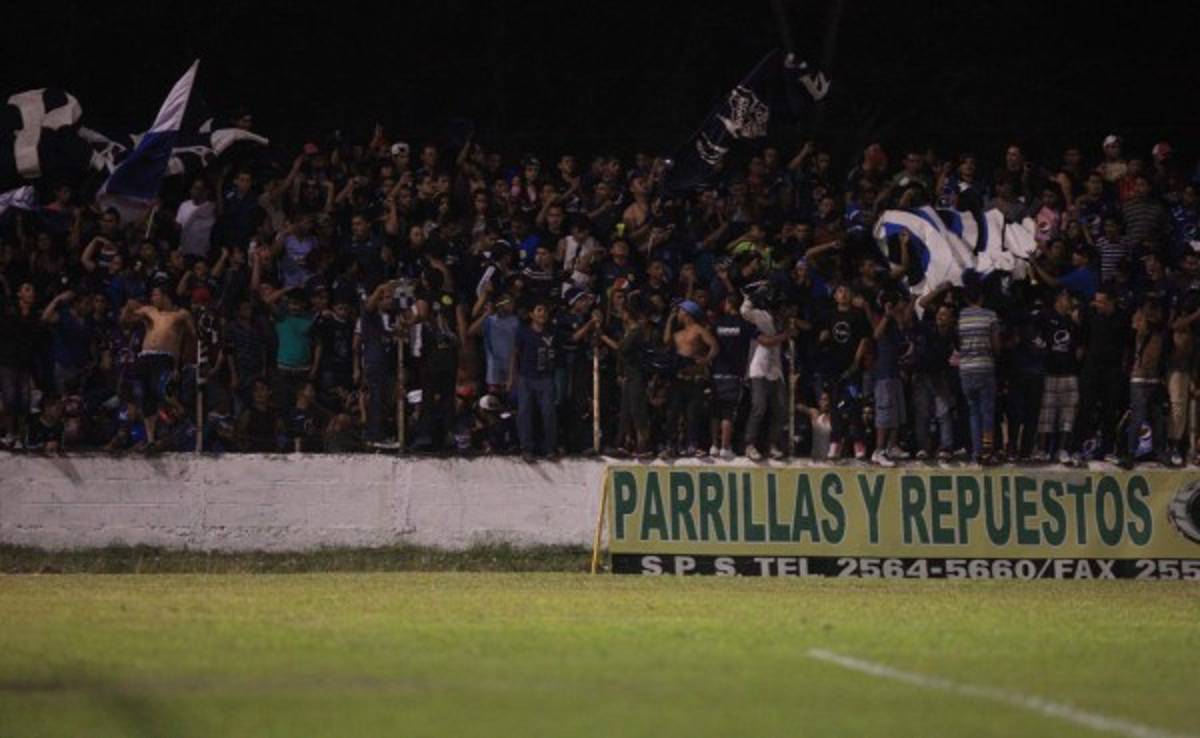 VIDEO: Aficionados de Motagua invanden estadio de Siguatepeque