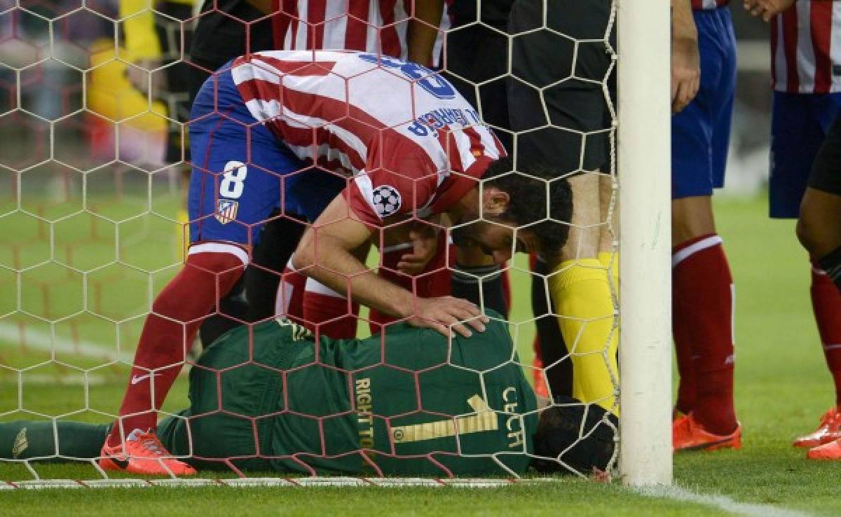 VIDEO: La lesión de Petr Cech ante Atlético