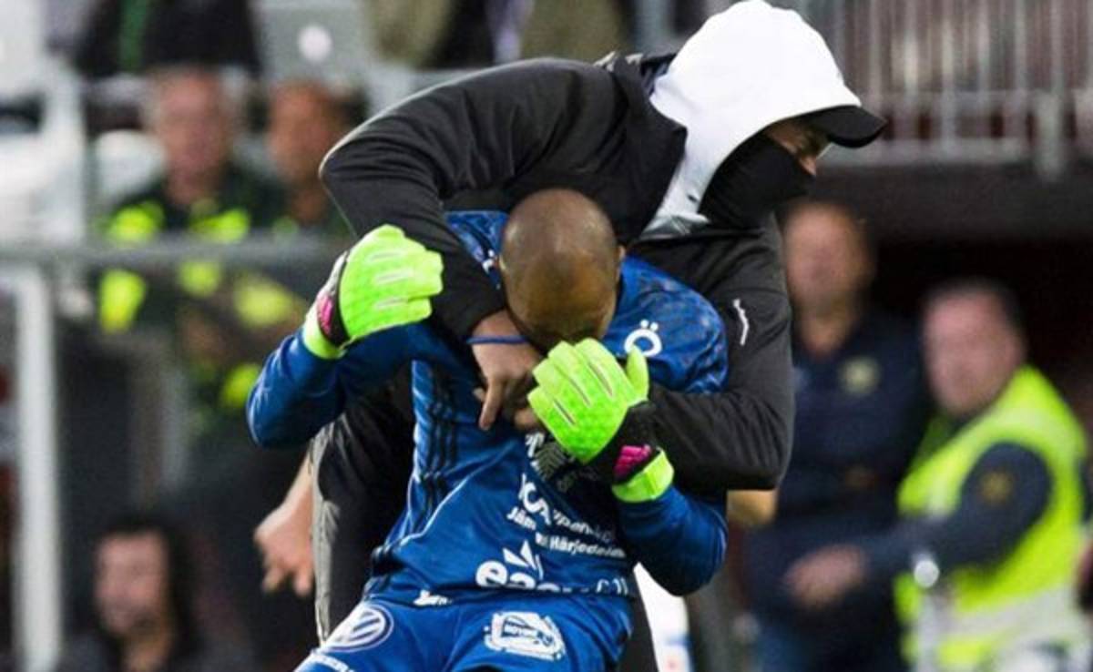 En Suecia: Aficionado se mete al campo y agrede al portero