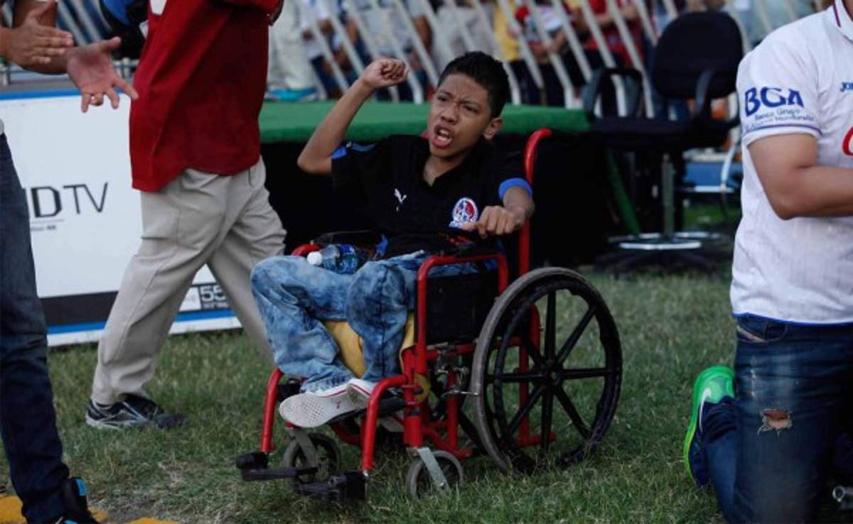 El pequeño Yahir llegó a ver al Olimpia y a Carlo Costly ganar la 30