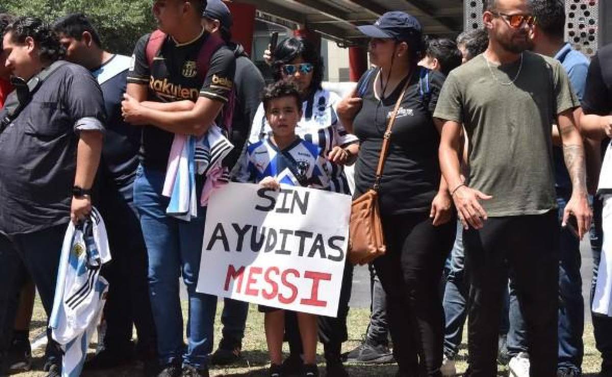 “Sin ayuditas Messi”: Así recibieron al crack del Inter Miami en México; un niño sorprendió con su pancarta