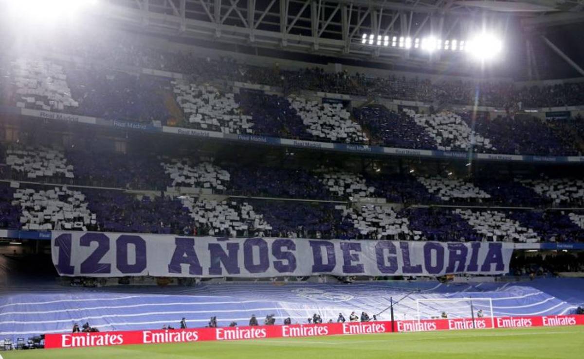 FOTOS: El abrazo de Xavi a Vinicius, Piqué defiende a Ter Stegen de un encontronazo y la famosa cantante en el Real Madrid-Barcelona