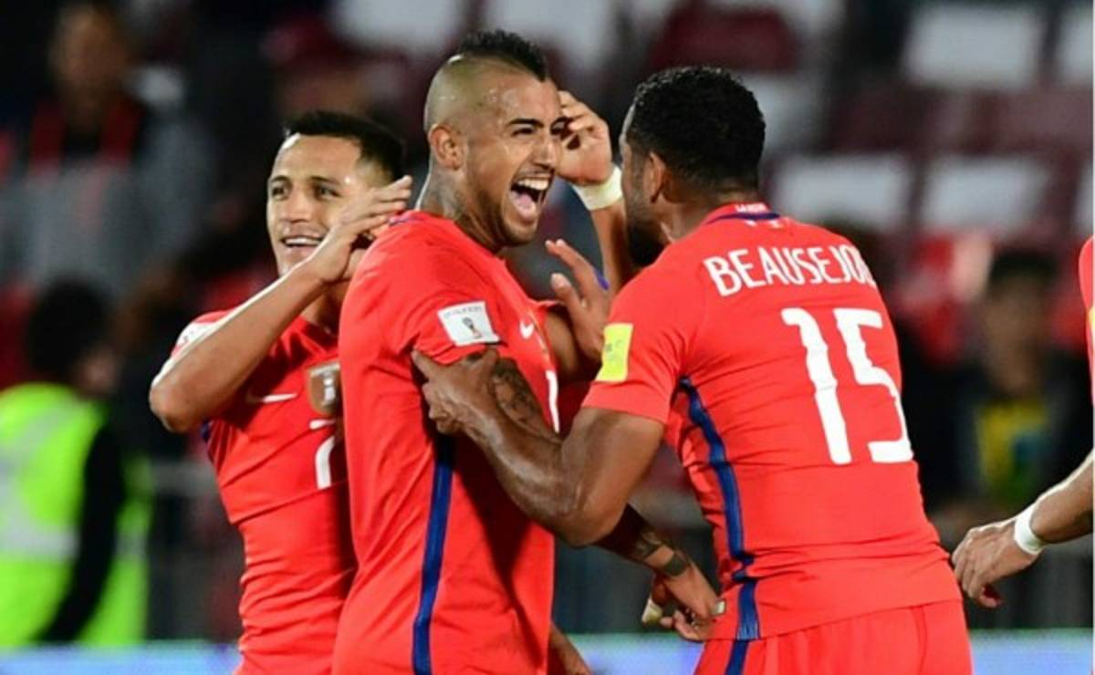 Con un doblete de Arturo Vidal, Chile derrotó en Santiago 2-1 a Perú