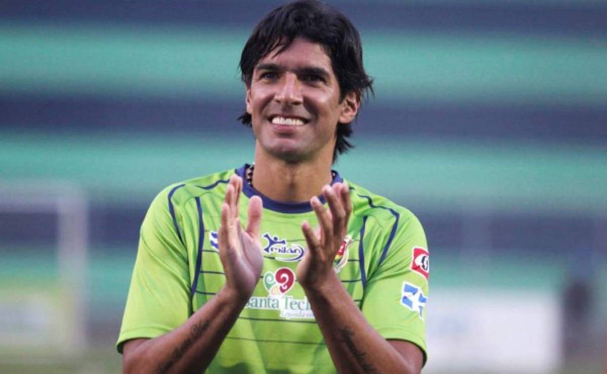 'El Loco' Abreu ficha a sus 40 años por el Bangú del fútbol brasileño