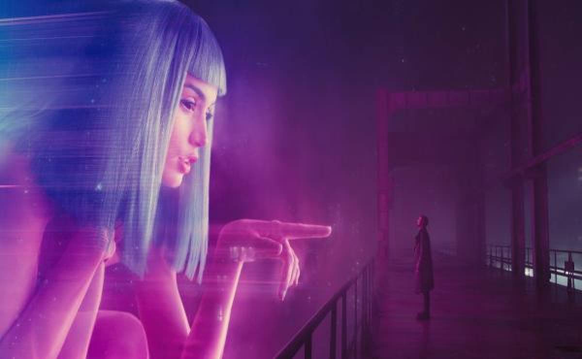 Blade Runner 2049, estrenada en 2017, expone un mundo cyberpunk en el que los replicantes (androides) están siendo cazados hasta el exterminio.