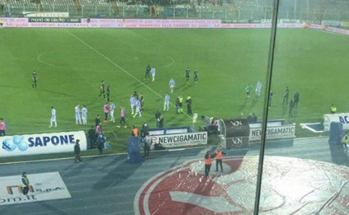 Pescara-Atalanta fue interrumpido unos minutos por sismo en Italia