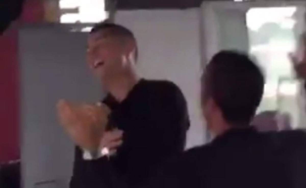 VIDEO: El gran susto que recibió Cristiano Ronaldo al recibir sus nuevas botas Nike