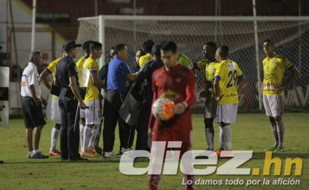 FOTOS: Jhon Bodden pierde el control y agrede al árbitro en Copa Presidente  