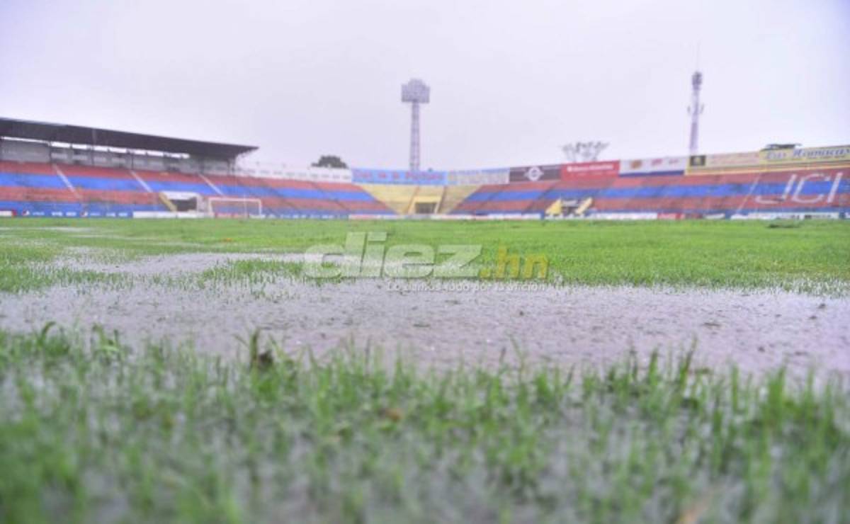 ¡INUNDADO! El estadio ceibeño se ha convertido en un verdadero pantano