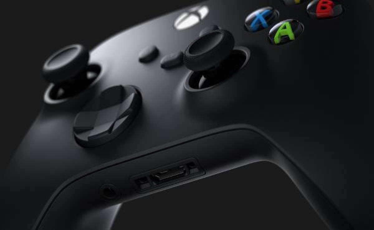 El control de la Xbox Series X|S utiliza baterías AA para funcionar. Según los jugadores, este control tiene la cruceta más cómoda de manejar.