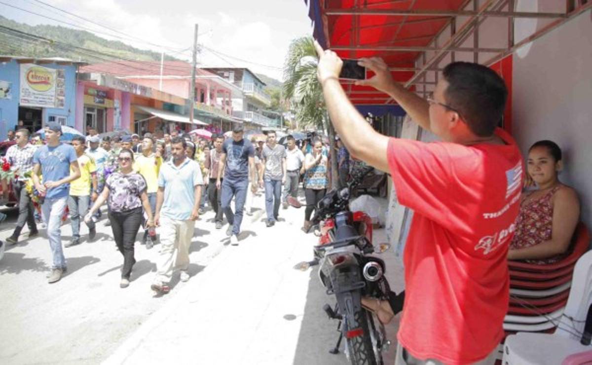 Multitudinario adiós a Enrique Reneau en su natal Jutiapa