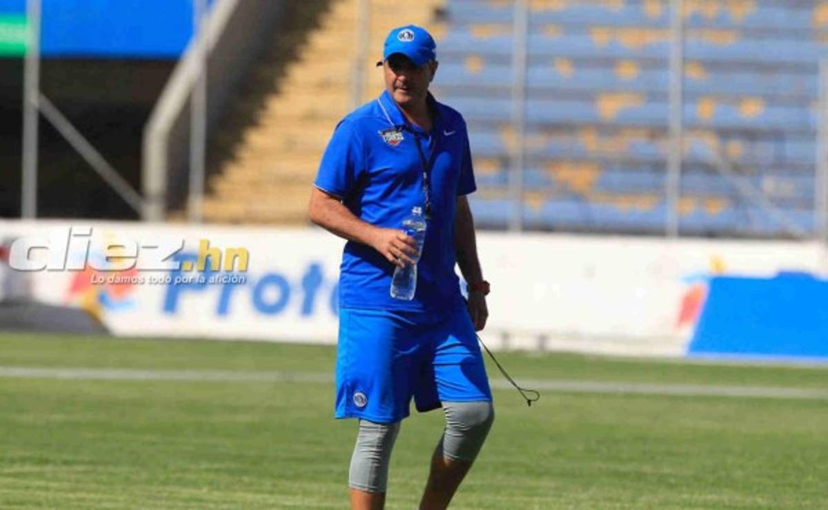 Bella presentadora olimpista sorprende a jugadores del Motagua llevándoles comida al entrenamiento