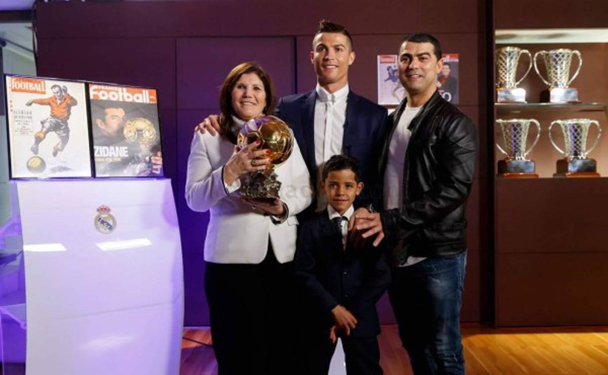 Las 12 fotos de Cristiano Ronaldo recibiendo el cuarto Balón de Oro