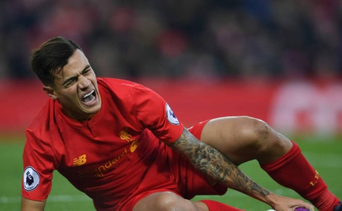 ¡TERRIBLE! Coutinho sufre una escalofriante lesión en Inglaterra