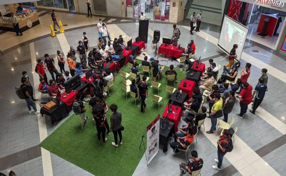 El evento llamó masivamente la atención de quienes se encontraban en el centro comercial en aquel momento, reuniéndolos a su alrededor para poder observar.