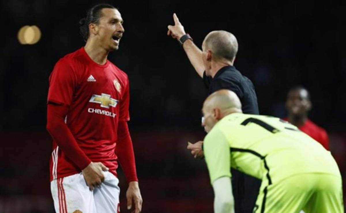 VIDEO: El grosero gesto de Ibrahimovic contra Otamendi en el derbi de Manchester