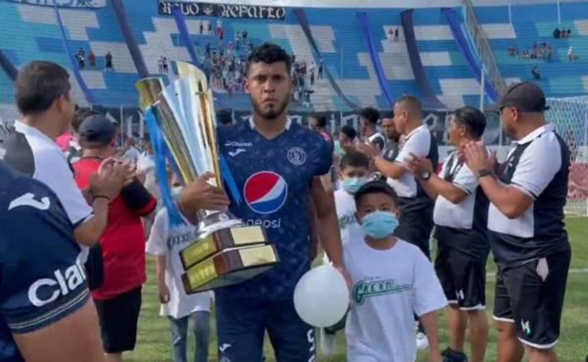 ¿A quién ‘espiaba’ Héctor Vargas? Derroche de bellezas, pasillo a Motagua, el abrazo de Obando con su hijo y tremendo ambiente en Olancho