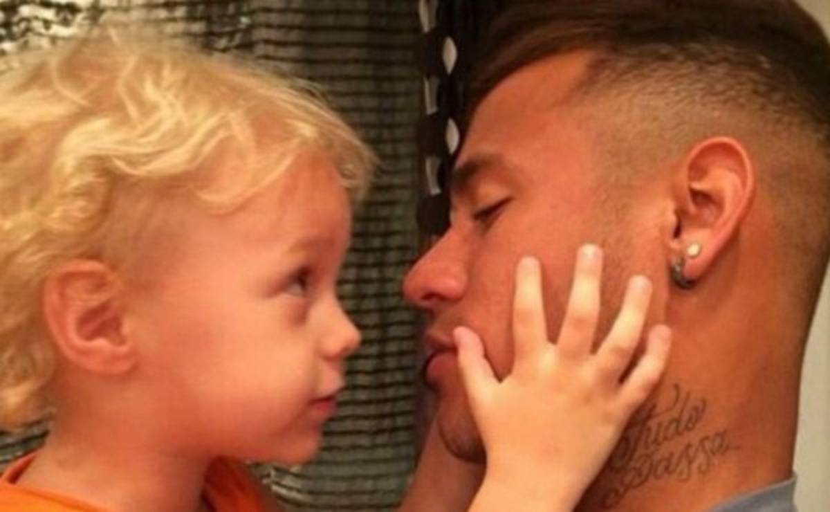 Justicia brasileña condena a Neymar a pagar 14 mil dólares a médico de parto de su hijo